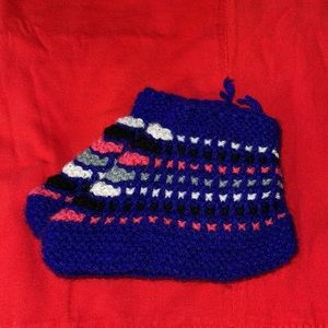 Slipper socks.NEW 🧶 Hand woven. Size 6-7 . Purplish blue with flower design